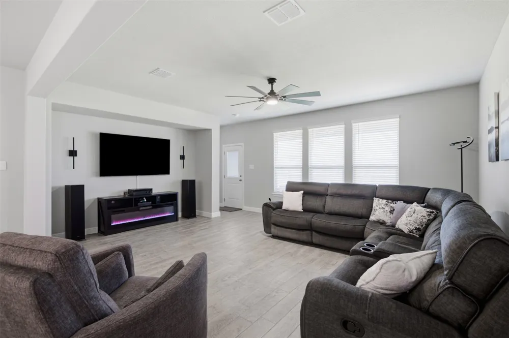 5213 Crystal Lake Avenue Krum, TX 76249