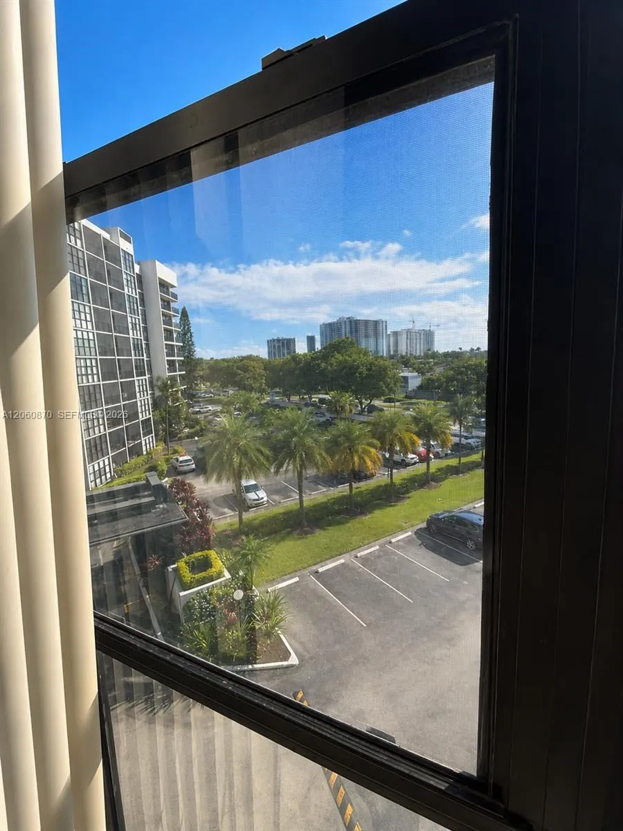 1000 Parkview Dr #505 Hallandale Beach, FL 33009