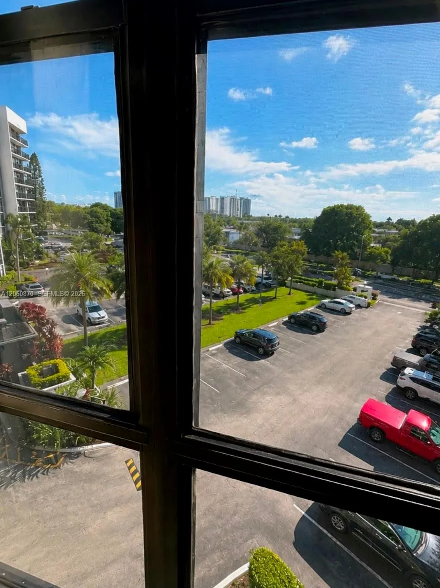 1000 Parkview Dr #505 Hallandale Beach, FL 33009