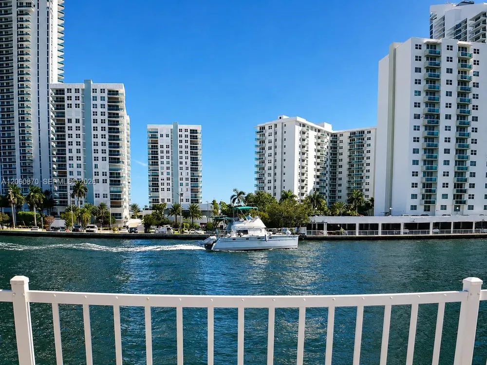 1000 Parkview Dr #505 Hallandale Beach, FL 33009