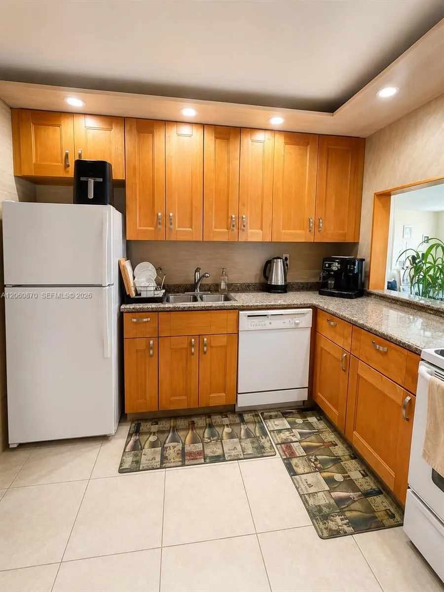 1000 Parkview Dr #505 Hallandale Beach, FL 33009
