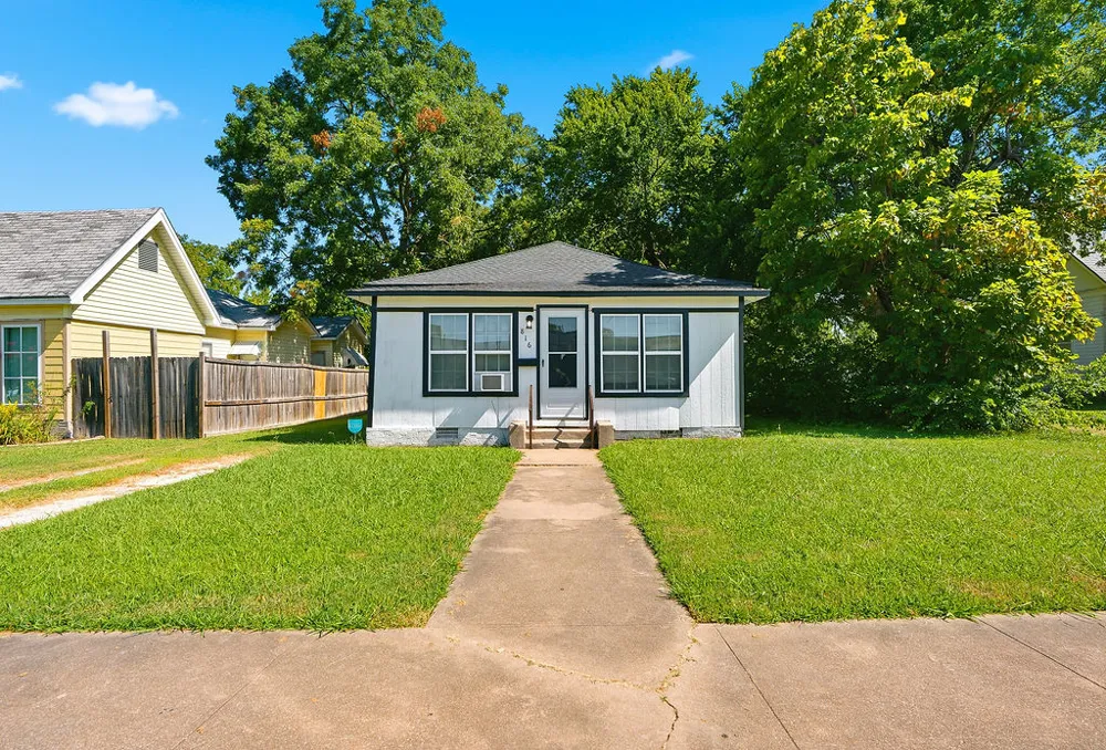 816 E 9th Ada, OK 74820