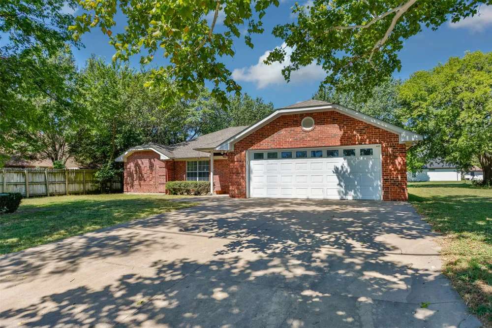 1423 S Howeth Street Gainesville, TX 76240