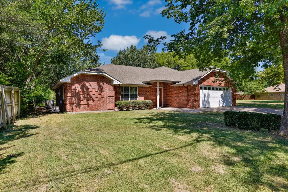 1423 S Howeth Street Gainesville, TX 76240
