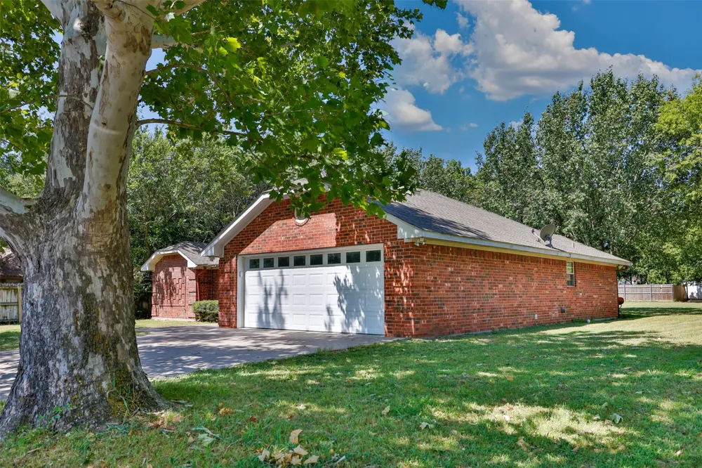 1423 S Howeth Street Gainesville, TX 76240