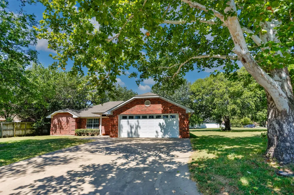 1423 S Howeth Street Gainesville, TX 76240