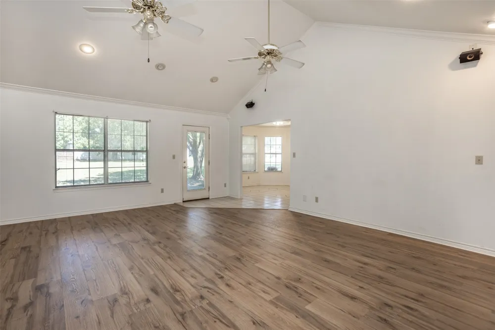 1423 S Howeth Street Gainesville, TX 76240