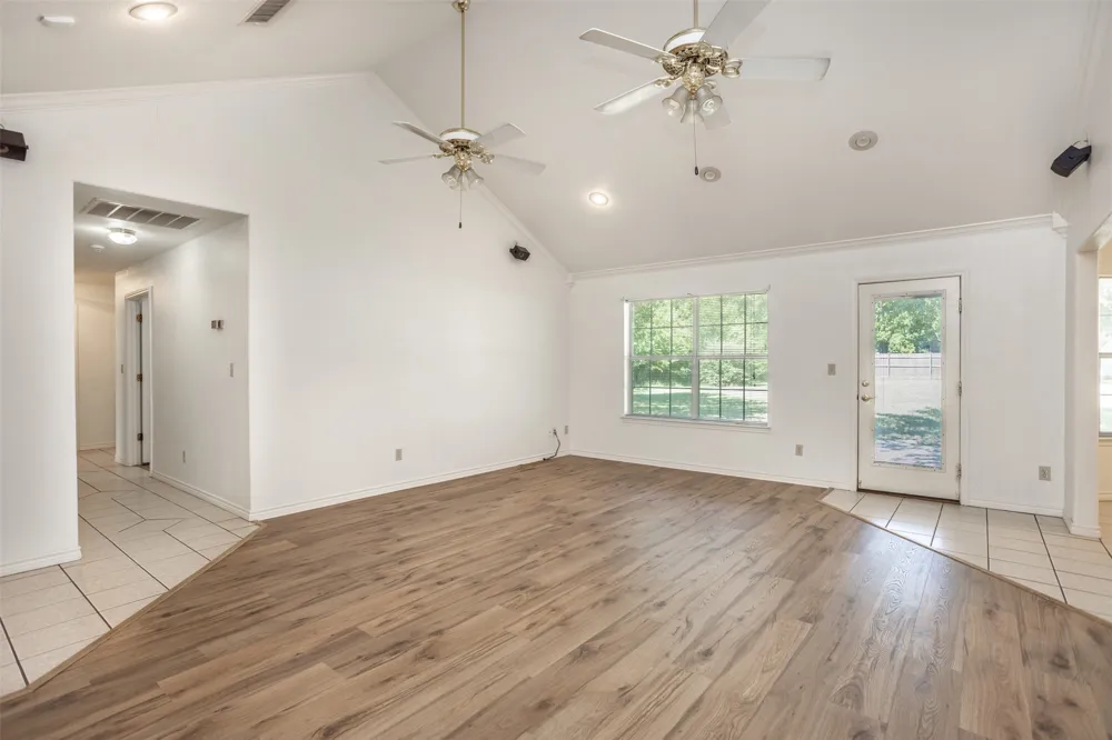 1423 S Howeth Street Gainesville, TX 76240
