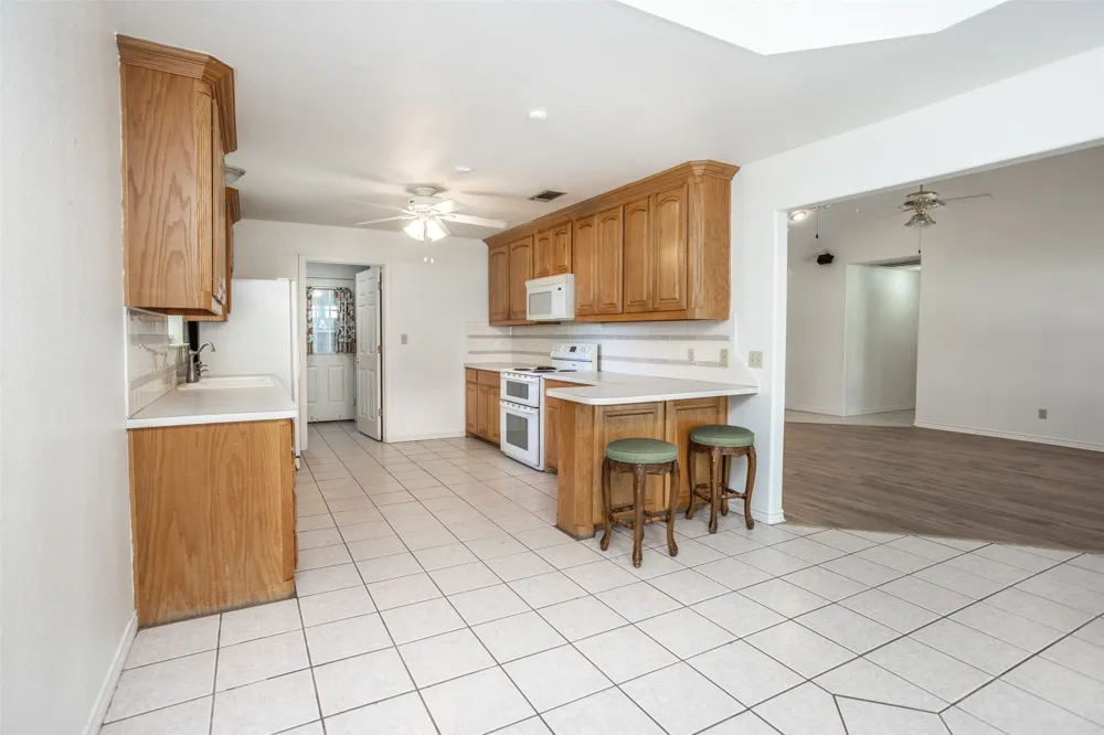 1423 S Howeth Street Gainesville, TX 76240