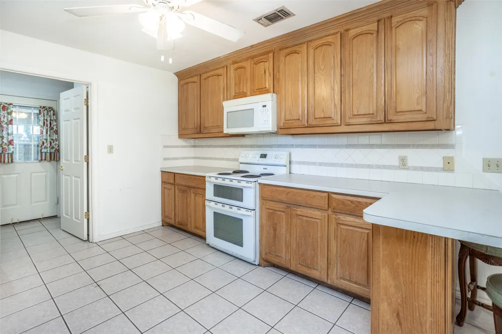 1423 S Howeth Street Gainesville, TX 76240