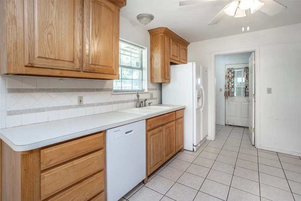 1423 S Howeth Street Gainesville, TX 76240