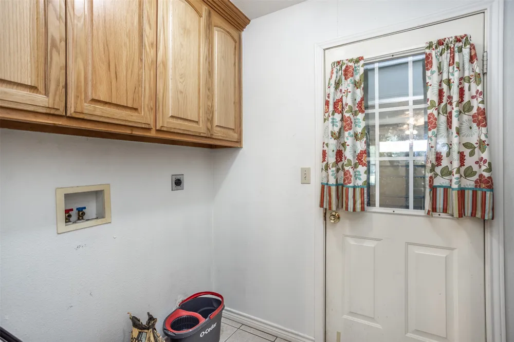 1423 S Howeth Street Gainesville, TX 76240