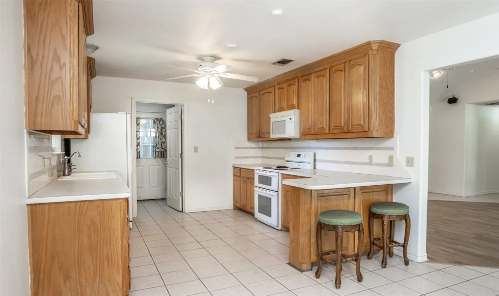 1423 S Howeth Street Gainesville, TX 76240