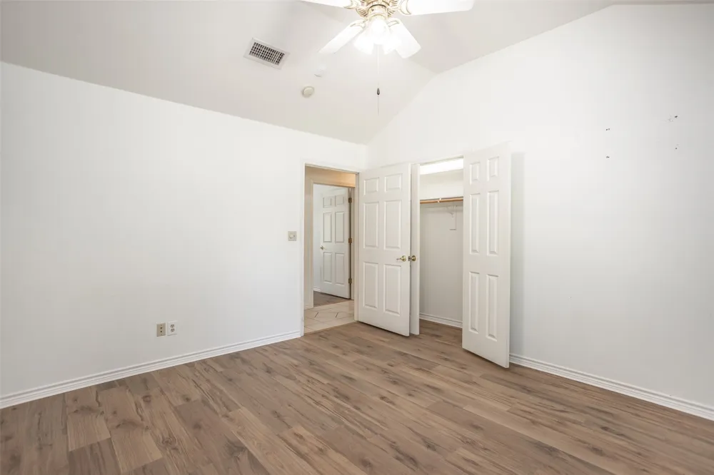 1423 S Howeth Street Gainesville, TX 76240