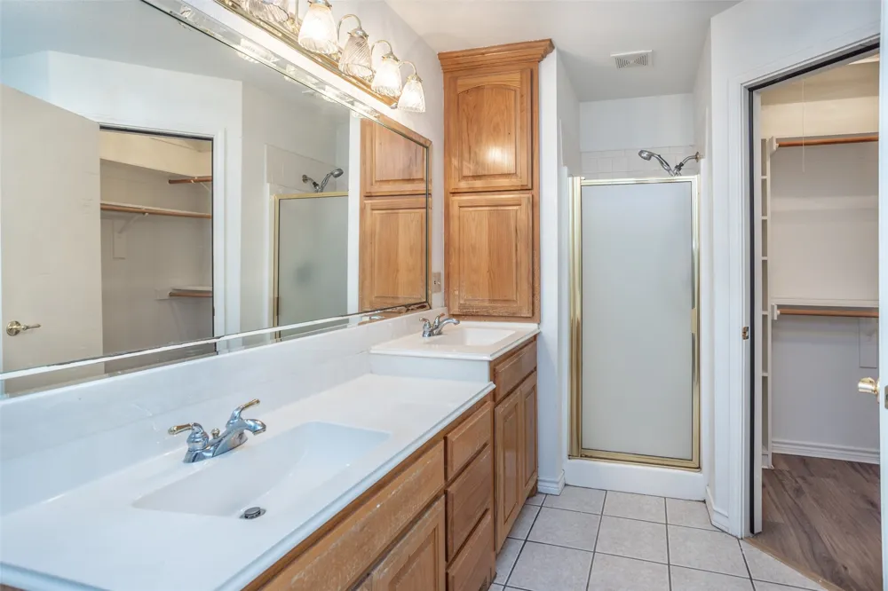 1423 S Howeth Street Gainesville, TX 76240