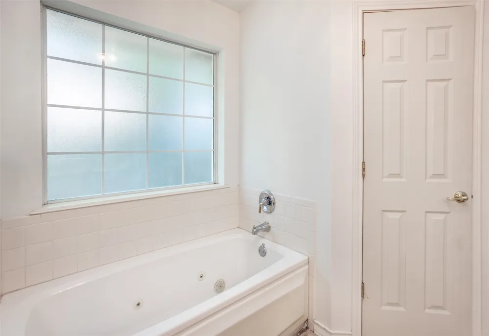1423 S Howeth Street Gainesville, TX 76240
