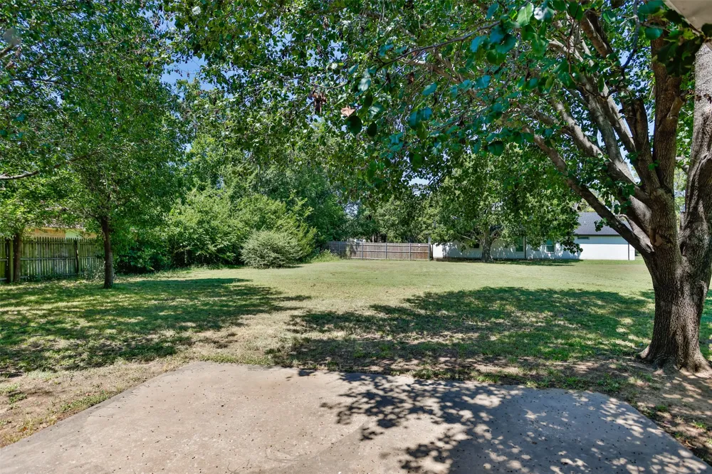 1423 S Howeth Street Gainesville, TX 76240