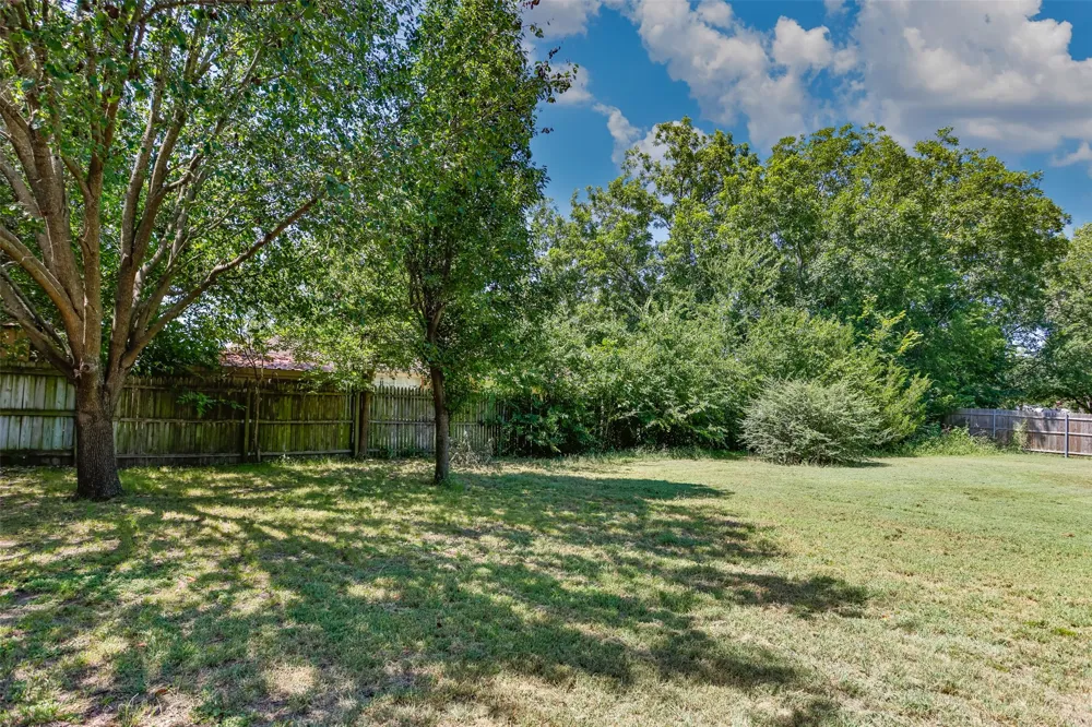 1423 S Howeth Street Gainesville, TX 76240