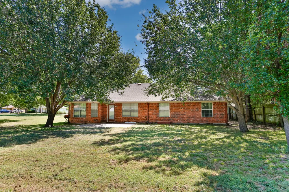 1423 S Howeth Street Gainesville, TX 76240