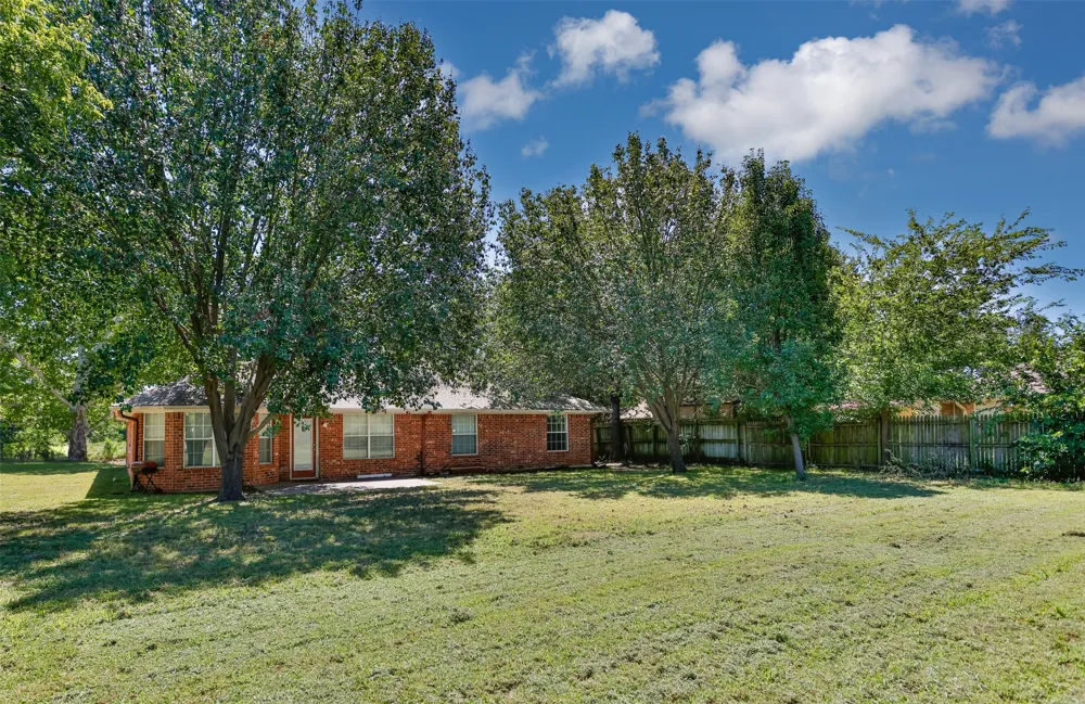 1423 S Howeth Street Gainesville, TX 76240