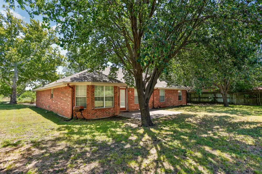 1423 S Howeth Street Gainesville, TX 76240