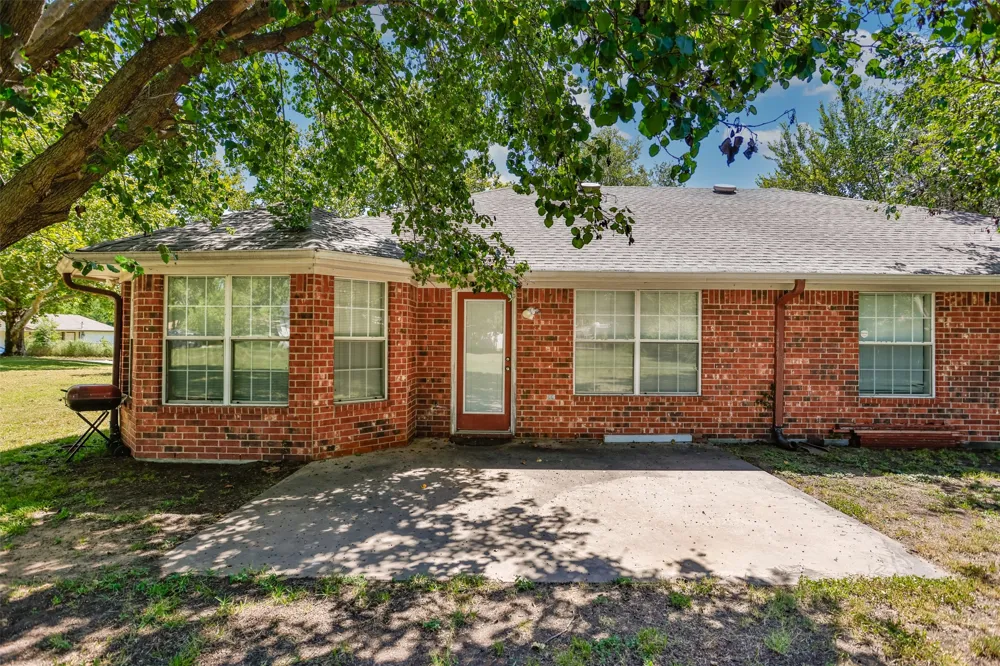1423 S Howeth Street Gainesville, TX 76240