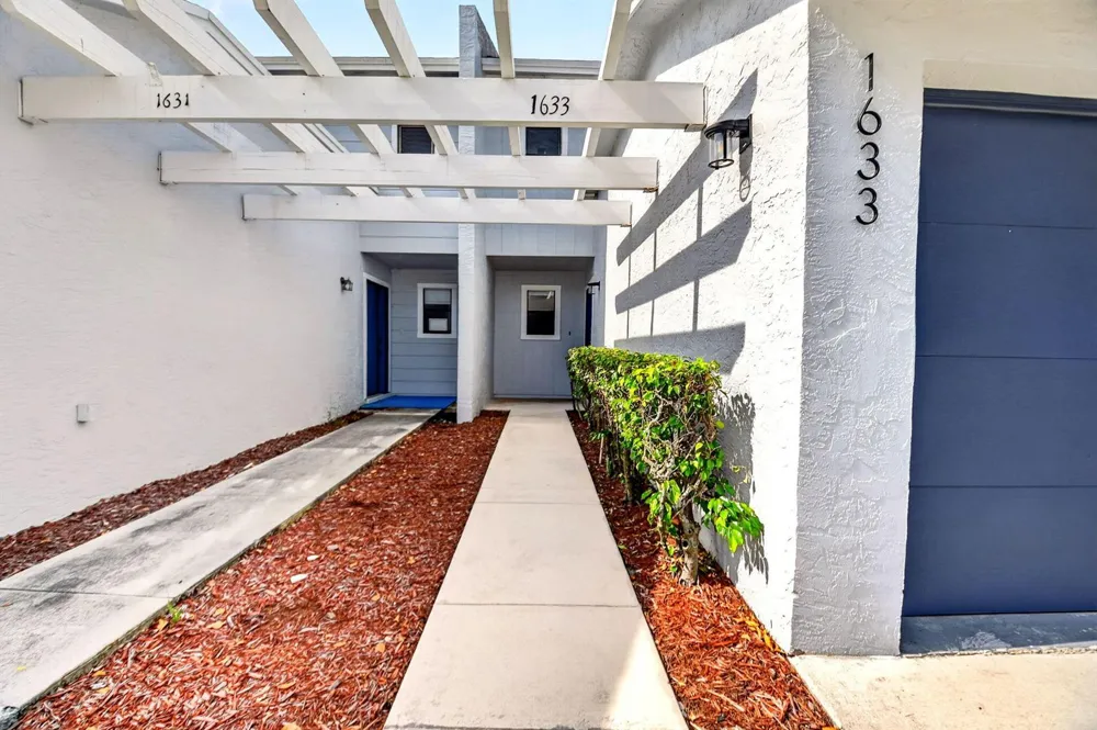 1633 Woodbridge Lakes Circle #1633 West Palm Beach, FL 33406