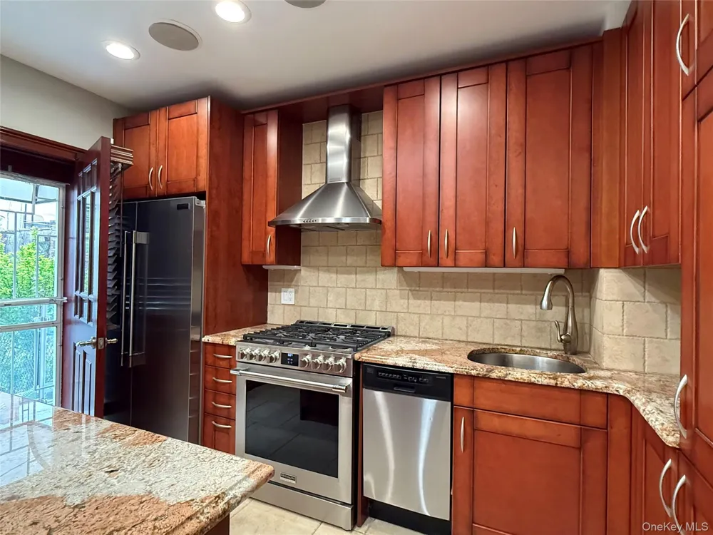 6194 Grove St Ridgewood, NY 11385