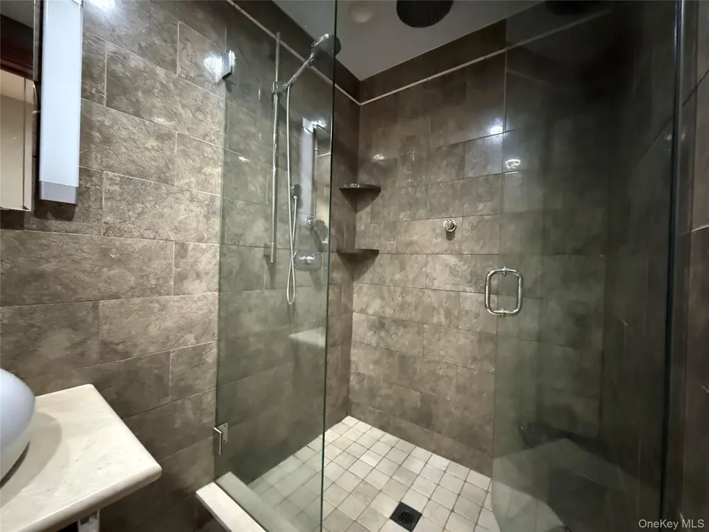 6194 Grove St Ridgewood, NY 11385