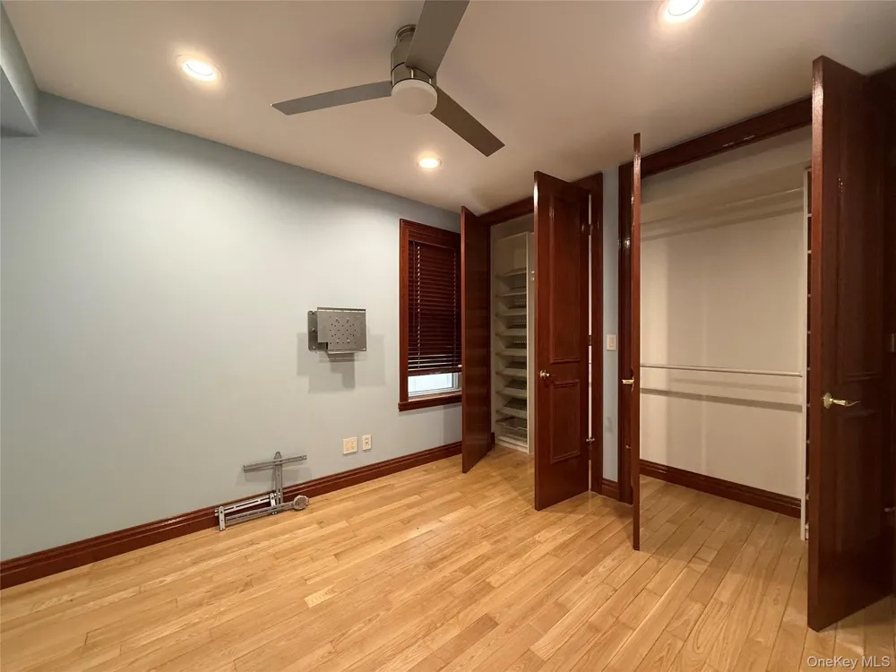 6194 Grove St Ridgewood, NY 11385