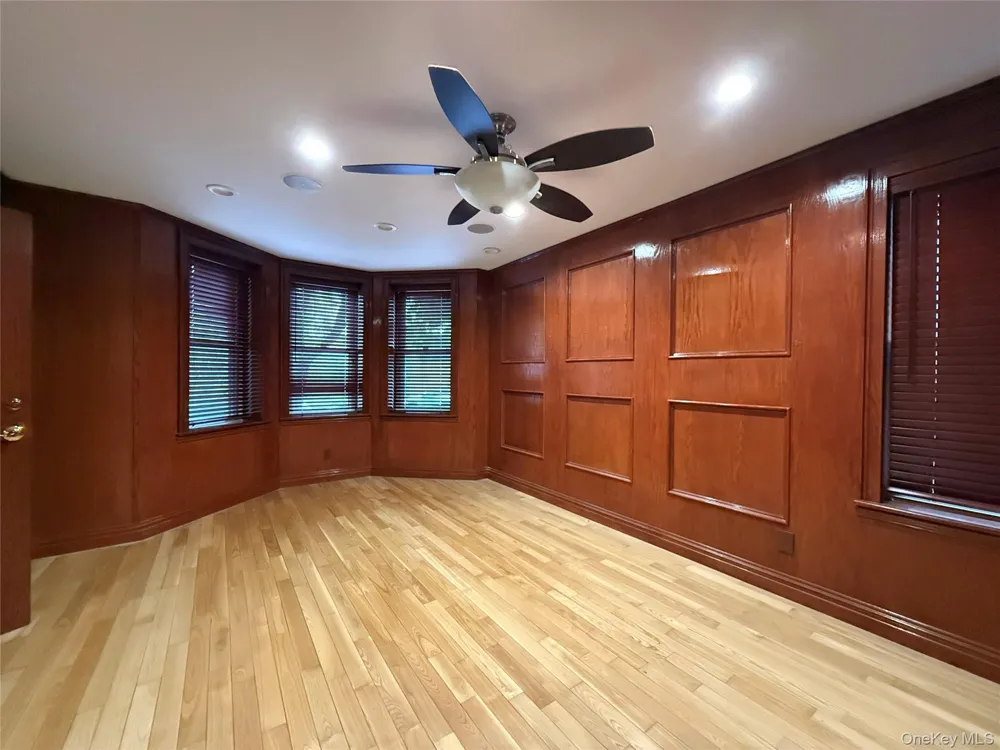 6194 Grove St Ridgewood, NY 11385