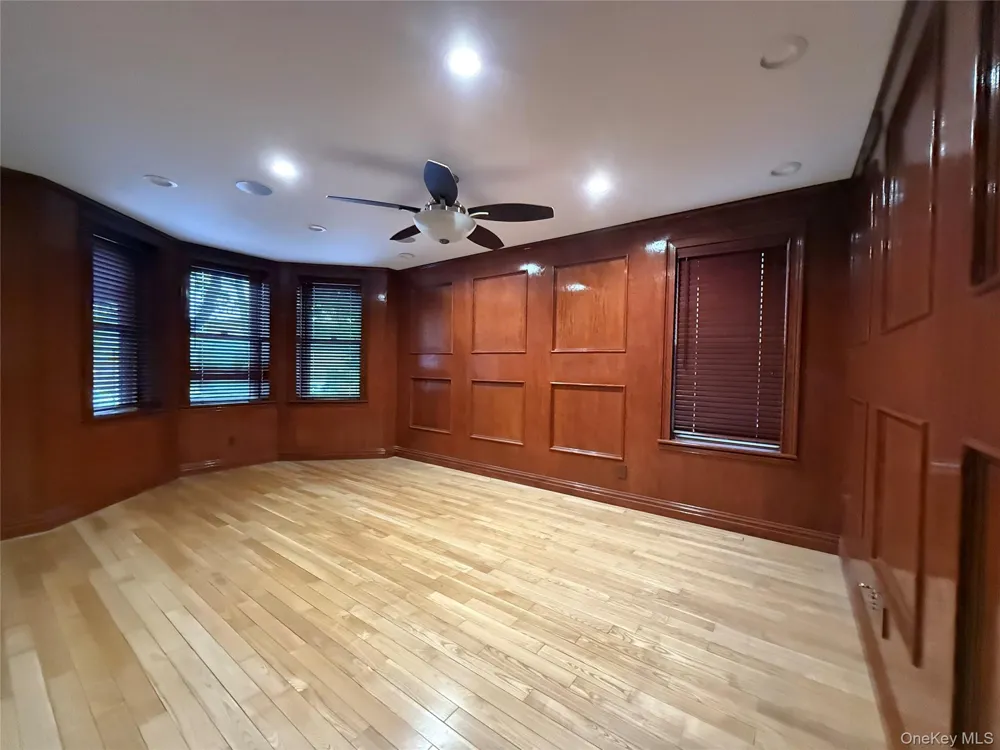 6194 Grove St Ridgewood, NY 11385