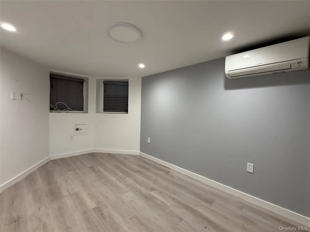6194 Grove St Ridgewood, NY 11385