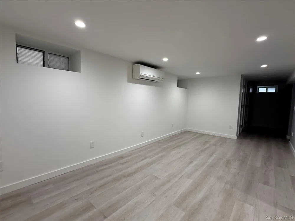 6194 Grove St Ridgewood, NY 11385
