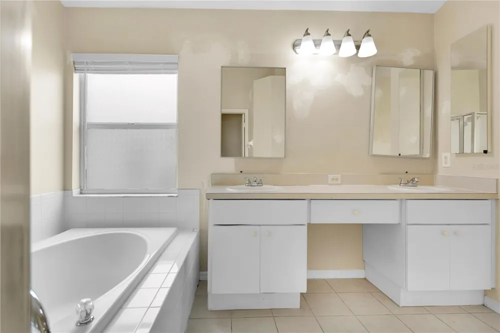 1422 LAKE SHORE RANCH DRIVE Seffner, FL 33584