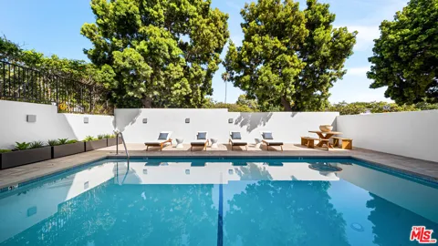 153 San Vicente Boulevard