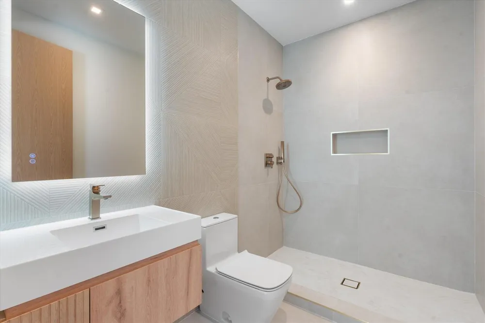 13 EASTVIEW AVENUE Delray Beach, FL 33483