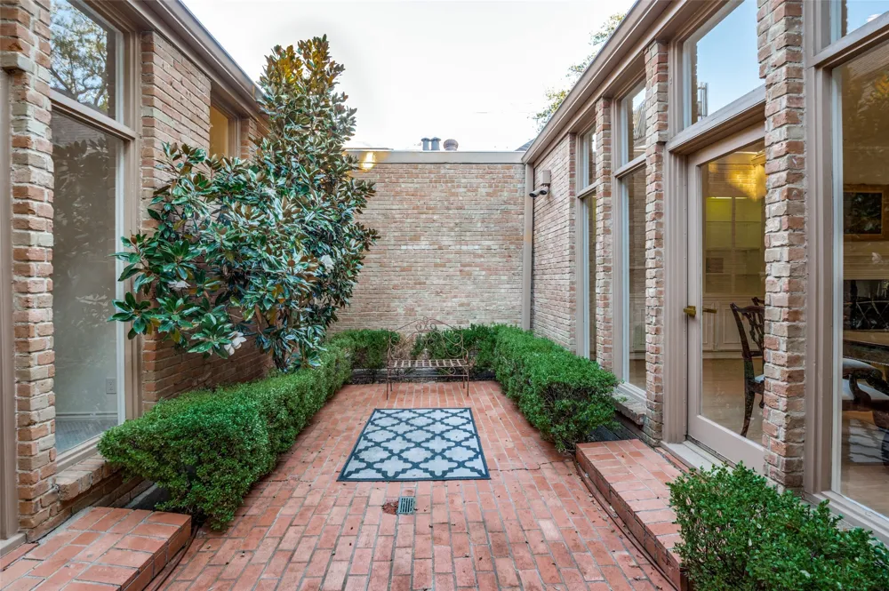 5865 Farquhar Lane Dallas, TX 75209