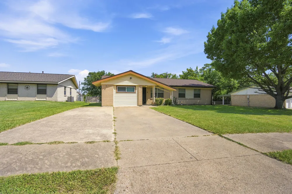 702 Phillips Drive Ennis, TX 75119