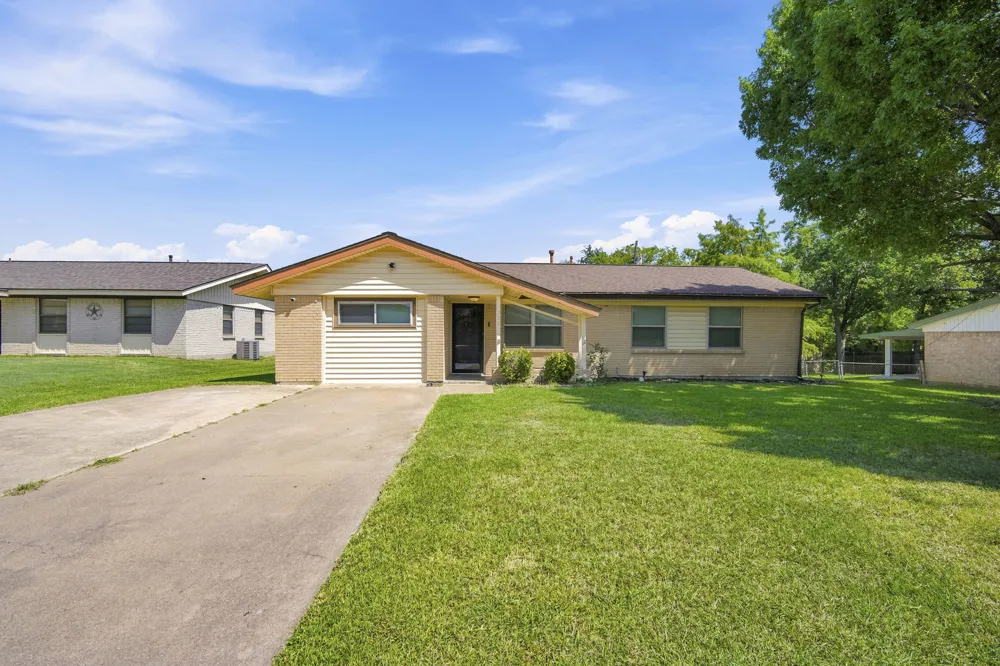 702 Phillips Drive Ennis, TX 75119