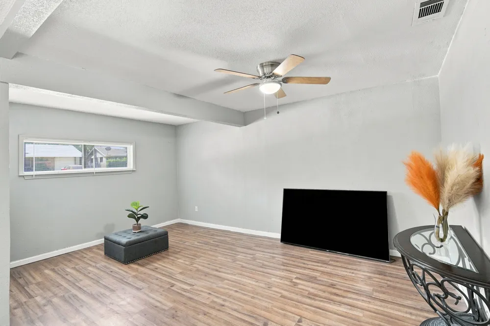 702 Phillips Drive Ennis, TX 75119
