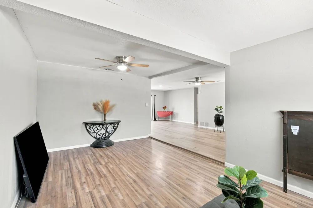 702 Phillips Drive Ennis, TX 75119