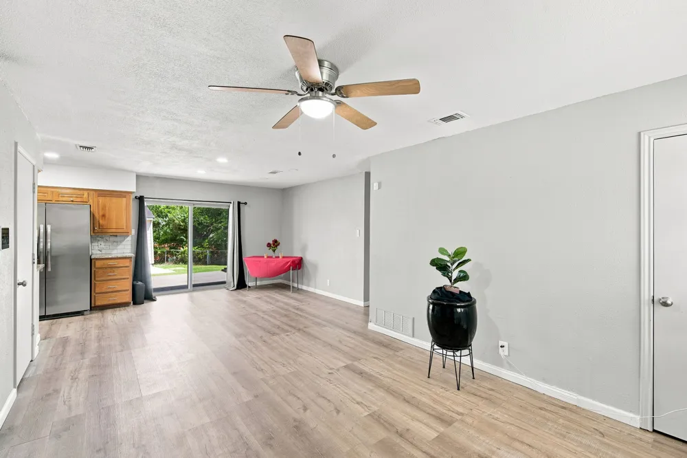 702 Phillips Drive Ennis, TX 75119