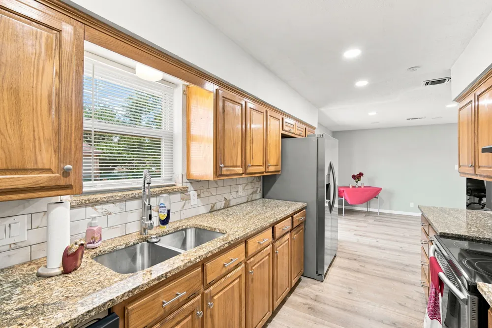 702 Phillips Drive Ennis, TX 75119