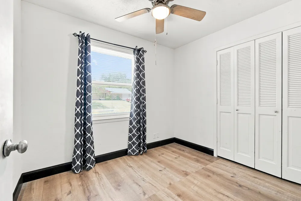 702 Phillips Drive Ennis, TX 75119