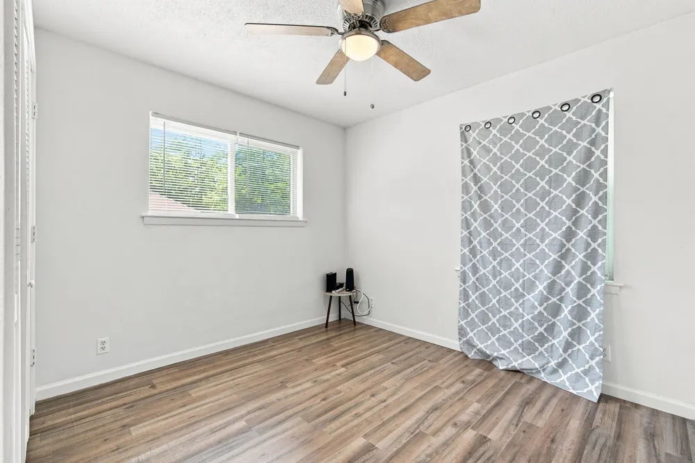 702 Phillips Drive Ennis, TX 75119