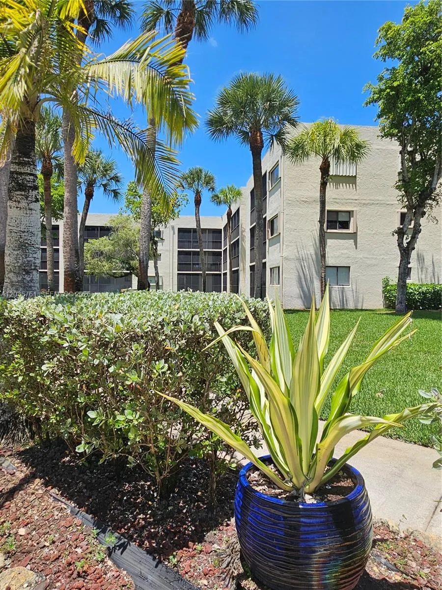 8075 SW 107th Ave #114 Miami, FL 33173