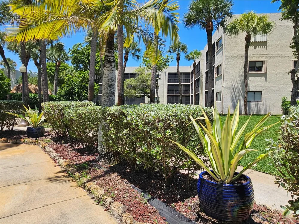 8075 SW 107th Ave #114 Miami, FL 33173
