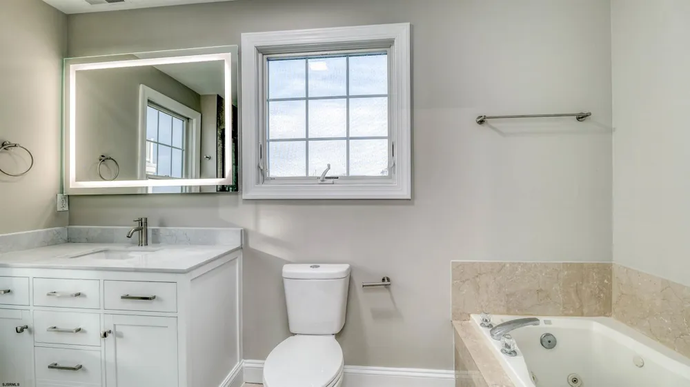 8 Neptune Dr Somers Point, NJ 08244