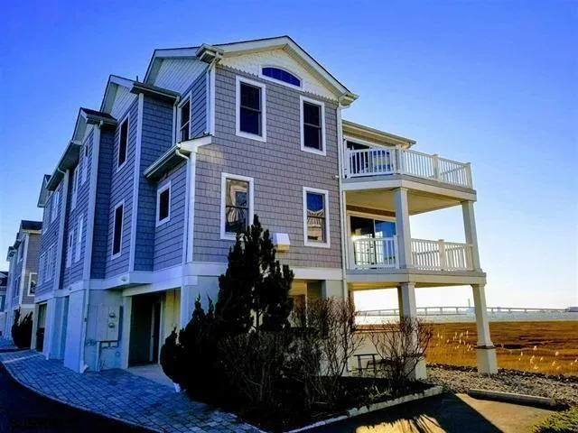 8 Neptune Dr Somers Point, NJ 08244